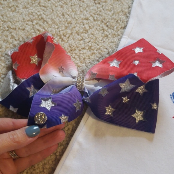 Jojo Siwa t-shirt and bow - Picture 2 of 4